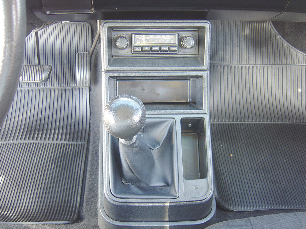 Console central abriga a alavanca de câmbio de ótima empunhadura, dois portas-objetos e o rádio AM/FM 